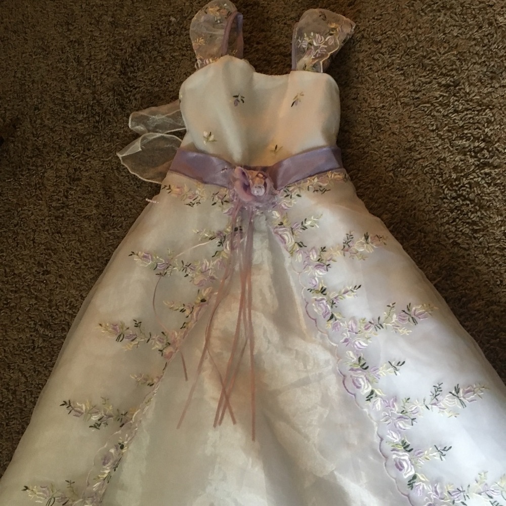 Beautiful girls dress. Never worn. Size 6